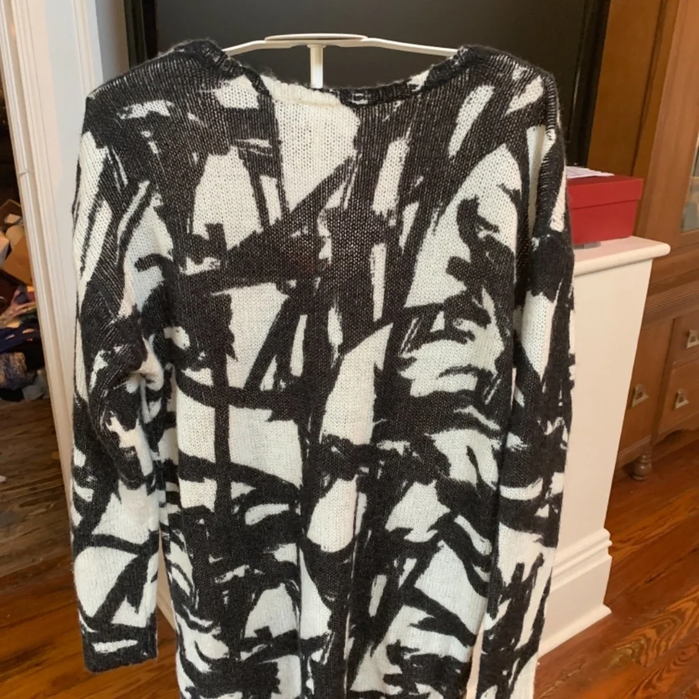 Tara by Vince Canute‎ brushed acrylic sweater. Wirnnonce